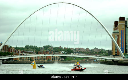 Zapcat Grand Prix Motorbootrennen. Der Zapcat Grand Prix findet auf dem Fluss Tyne am Newcastle Quayside statt, zwischen der berühmten Tyne Bridge und der Millennium Bridge. Stockfoto