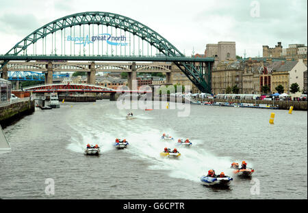 Der Zapcat Grand Prix findet auf dem Fluss Tyne am Newcastle Quayside statt, zwischen der berühmten Tyne Bridge und der Millennium Bridge. Stockfoto