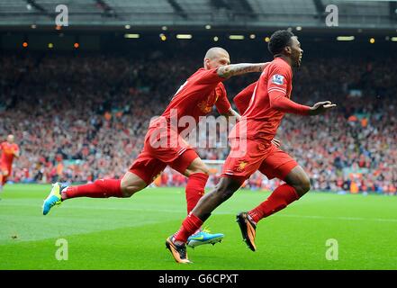 Liverpools Daniel Sturridge (rechts) feiert mit seinem Teamkollegen Martin Skrtel (Links), nachdem er das Eröffnungstreffer seines Teams erzielt hat Stockfoto