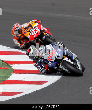 Motorsport - Moto GP Hertz großer Preis von Großbritannien - Rennen - Silverstone. Jorge Lorenzo von Yamaha führt den Repsol Honda Fahrer Marc Marquez während des Moto GP Hertz British Grand Prix in Silverstone, Northamptonshire, an. Stockfoto