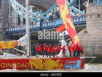 Die Qingdao Yacht geht beim Start des Clipper Round the World Race in London durch die Turmbrücke. Stockfoto