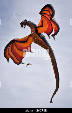 S größte Kite-Events und sieht Teams und Drachenflieger aller Nationalitäten an dem zweitägigen Festival teilnehmen. Stockfoto