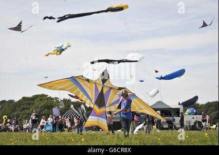 S größte Kite-Events und sieht Teams und Drachenflieger aller Nationalitäten an dem zweitägigen Festival teilnehmen. Stockfoto