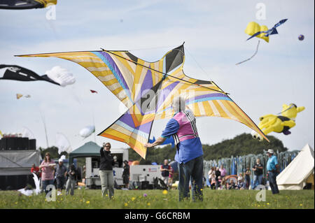 S größte Kite-Events und sieht Teams und Drachenflieger aller Nationalitäten an dem zweitägigen Festival teilnehmen. Stockfoto