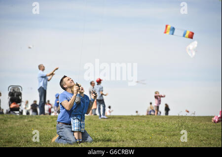 S größte Kite-Events und sieht Teams und Drachenflieger aller Nationalitäten an dem zweitägigen Festival teilnehmen. Stockfoto