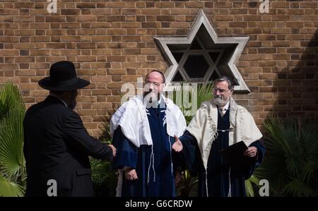 Lord Jonathan Sacks (rechts) spricht mit seinem Nachfolger, dem Oberrabbiner Ephraim Mirvis (Mitte), bevor er heute bei einer Zeremonie in der St. John's Wood Synagoge im Norden Londons offiziell zum 11. Oberrabbiner der Vereinigten Hebräischen Kongregationen des Vereinigten Königreichs und des Commonwealth aufgenommen wurde. Stockfoto