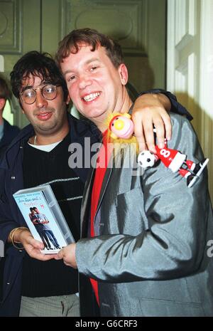 TOPLINE PR - Fantasy League Pressekonferenz. David Baddiel und Frank Skinner mit Jibber Jabber Fußballern Stockfoto