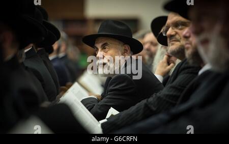 Rabbiner und Mitglieder der orthodoxen jüdischen Gemeinde nehmen heute an der Installation des neuen Oberrabbiners Ephraim Mirvis als 11. Oberrabbiner der Vereinigten Hebräischen Kongregationen des Vereinigten Königreichs und des Commonwealth in der St. John's Wood Synagoge im Norden Londons Teil. Stockfoto