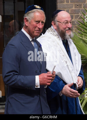 Der Prinz von Wales und der neu ernannte Oberrabbiner Ephraim Mirvis verlassen die St. Johns Wood Synagoge im Norden Londons, nachdem er als 11. Oberrabbiner der Vereinigten Hebräischen Kongregationen des Vereinigten Königreichs und des Commonwealth eingesetzt wurde. Stockfoto