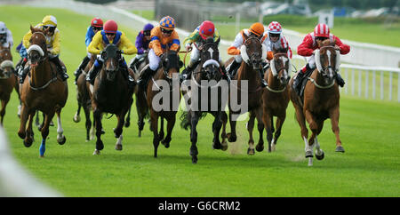 Jockey Ray Dawson (rechts) reitet Iron Major zum Sieg im Free to Speak Apprentice Handicap während des Moylare Stud Stakes Day auf der Curragh Racecourse, Co Kildare, Irland. Stockfoto