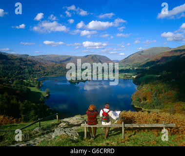 Wanderer, die Anzeigen von Grasmere im Lake District, Cumbria, England, UK Stockfoto