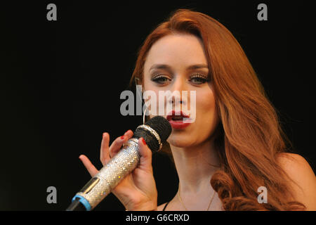 Una Healy of the Saturdays tritt am zweiten Tag des Fusion Festivals im Cofton Park, Birmingham, auf der Bühne auf. Stockfoto