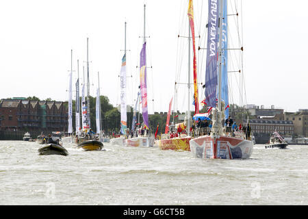 Die Flotte von zwölf Clipper Round the World Race Yachten Fahren Sie flussabwärts von der Tower Bridge während des Starts des Clipper Round the World Race Stockfoto