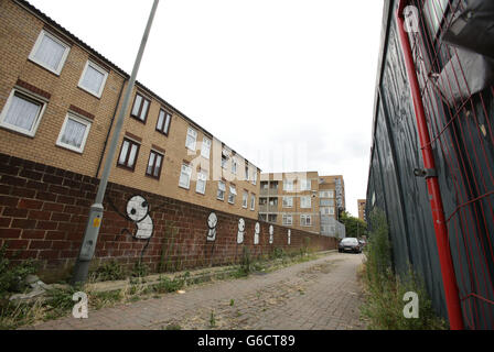 Ein Graffiti-Stück auf der Seite einer Wand in Dalston, Ost-London, von der Straßenkünstlerin Stik. Stockfoto