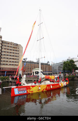 Gesamtansicht der Qingdao Clipper Yacht beim Start des Clipper Round the World Race in St. Katharine Docks, London. Stockfoto