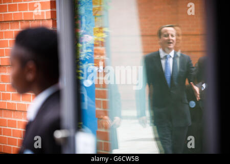 Premierminister David Cameron (rechts) bei der Eröffnung der Perry Beeches III Free School im Stadtzentrum von Birmingham. Stockfoto