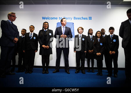 Premierminister David Cameron (Mitte) und Bildungsminister Michael Gove (links) bei der Eröffnung der Perry Beeches III Free School im Stadtzentrum von Birmingham. Stockfoto