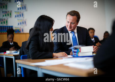 Premierminister David Cameron sitzt mit Schülern bei der Eröffnung der Perry Beeches III Free School im Stadtzentrum von Birmingham. Stockfoto