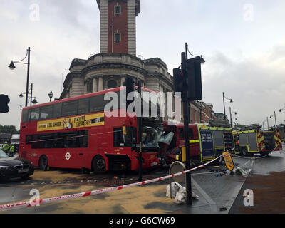 Ein Blick auf die Szene nach einer Kollision mit einem Bus, Feuerwehrauto und Auto an der Kreuzung der Acre Lane und Brixton Road in der Nähe von Lambeth Rathaus, Südlondon. Eine männliche Feuerwehrmann und der männlichen Busfahrer wurden ins Krankenhaus nach dem Absturz, zusammen mit einem 48-j hrige weibliche gebracht bus Pkw klagte über Schmerzen im Rücken. Stockfoto