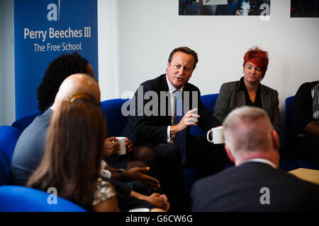 Premierminister David Cameron (Mitte) bei der Eröffnung der Perry Beeches III Free School im Stadtzentrum von Birmingham. Stockfoto