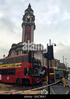 Ein Blick auf die Szene nach einer Kollision mit einem Bus, Feuerwehrauto und Auto an der Kreuzung der Acre Lane und Brixton Road in der Nähe von Lambeth Rathaus, Südlondon. Eine männliche Feuerwehrmann und der männlichen Busfahrer wurden ins Krankenhaus nach dem Absturz, zusammen mit einem 48-j hrige weibliche gebracht bus Pkw klagte über Schmerzen im Rücken. Stockfoto