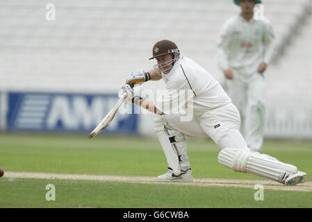 Surreys Ian ward-Hits laufen am 3. Tag ihres Frizzell County Championship-Spiels bei AMP Oval vor Sussex Bowler Robin Martin-Jenkins. Stockfoto