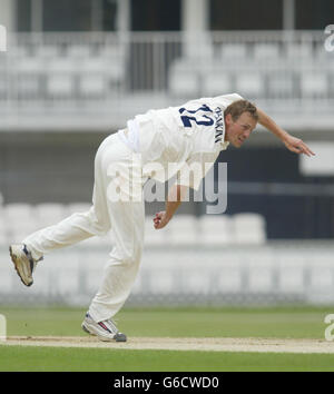 Surrey / Sussex. Sussex-Bowler Robin Martin-Jenkins während des 3. Tages ihres Frizzell County Championship-Spiels im AMP Oval. Stockfoto