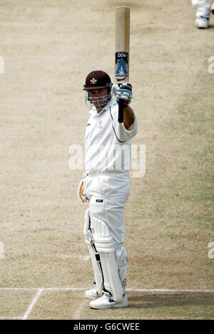 Surreys Ian ward erreicht sein Jahrhundert vor dem Bowling von Sussex Bowler Robin Martin-Jenkins am dritten Tag des Frizzell County Championship-Spiels bei AMP Oval. Stockfoto