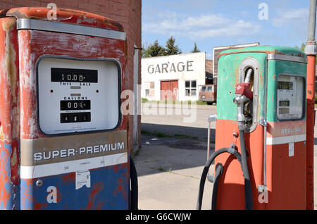 Vintage old Gas Benzin Pumpe Station in der Nähe der Garage. Perfekt für Werbung oder Broschüre. Stockfoto