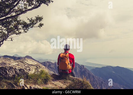 Wandern Mann, Bergsteiger oder Trailläufer inspirierende Berge Landschaft betrachten. Fitness und einen gesunden Lebensstil im Freien in Stockfoto