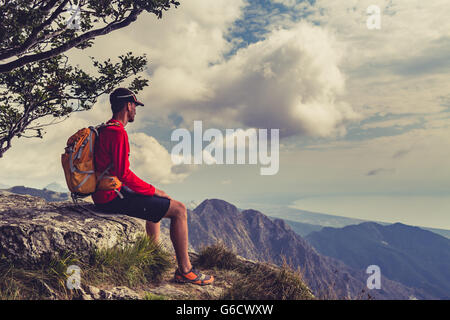 Wandern Mann, Bergsteiger oder Trailläufer inspirierende Berge Landschaft betrachten. Fitness und einen gesunden Lebensstil im Freien in Stockfoto