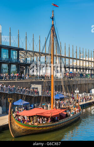 Montreal, Kanada. 20. Juni 2016. Menschen besuchen Viking Drakkar "Draken Harald Harfagre" während der offenen Schiff im alten Hafen von Montreal, CA Stockfoto