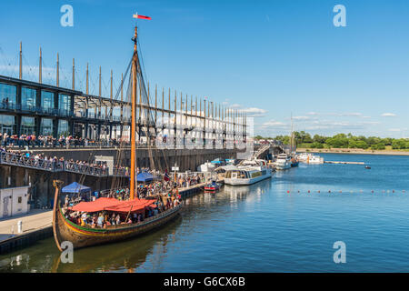 Montreal, Kanada. 20. Juni 2016. Menschen besuchen Viking Drakkar "Draken Harald Harfagre" während der offenen Schiff im alten Hafen von Montreal, CA Stockfoto