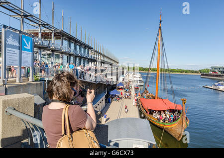 Montreal, Kanada. 20. Juni 2016. Menschen besuchen Viking Drakkar "Draken Harald Harfagre" während der offenen Schiff im alten Hafen von Montreal, CA Stockfoto