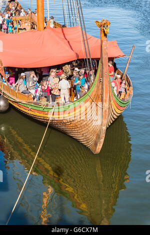 Montreal, Kanada. 20. Juni 2016. Menschen besuchen Viking Drakkar "Draken Harald Harfagre" während der offenen Schiff im alten Hafen von Montreal, CA Stockfoto