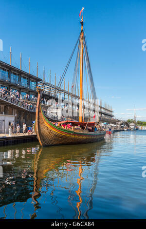 Montreal, Kanada. 20. Juni 2016. Menschen besuchen Viking Drakkar "Draken Harald Harfagre" während der offenen Schiff im alten Hafen von Montreal, CA Stockfoto