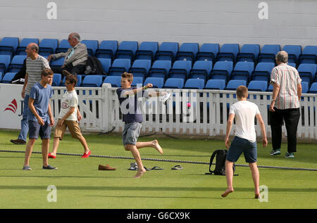 Cricket - LV=County Championship - Division One - Surrey V Middlesex - The Kia Oval. Während des Mittagessens spielen die Zuschauer auf dem Außenfeld Cricket Stockfoto