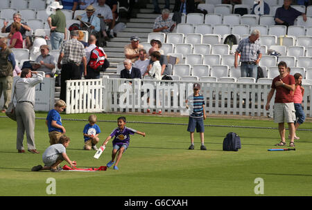 Cricket - LV=County Championship - Division One - Surrey V Middlesex - The Kia Oval. Während des Mittagessens spielen die Zuschauer auf dem Außenfeld Cricket Stockfoto
