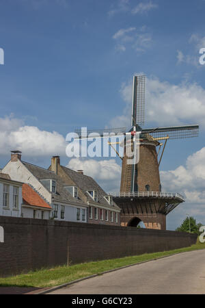 Alte Windmühle in der historischen Mitte von Wijk Bij Duurstede, Niederlande Stockfoto