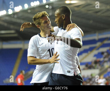 Der englische Saido Berahino (rechts) feiert mit Tom Carroll (links), nachdem er das Eröffnungstreffer des Spiels gegen Moldawien während des UEFA Euro Under 21 Qualifying Match im Madejski Stadium, Reading, erzielt hat. Stockfoto