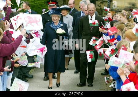 Die britische Königin Elizabeth II. Und der Herzog von Edinburgh treffen sich bei einem Besuch in der Stadt Mold, Nordwales. Die Königin und der Herzog von Edinburgh begannen ihre zweitägige Tour durch Wales, mit der Eröffnung der Zweiten Nationalversammlung für Wales. Stockfoto