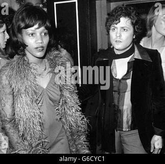 16/09/1977 - AN DIESEM TAG IM Jahr 1977 - Marc Bolan, Sänger der Band T-Rex, wird getötet, als sein Auto, von seiner Freundin Gloria Jones gefahren, in einen Baum im Südwesten Londons zerschlägt Popstar Marc Bolan, der Gruppe T-Rex, Und seine Freundin, die amerikanische Sängerin Gloria Jones, auf einer Party, die von Popstar Rod Stewart in London gestürzt wurde. Stockfoto