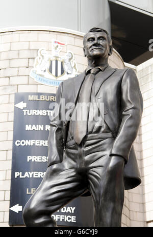 Fußball - Barclays Premier League - Newcastle United gegen Fulham - St James' Park. Sir Bobby Robson Statue vor dem St.James Park, Newcastle Stockfoto