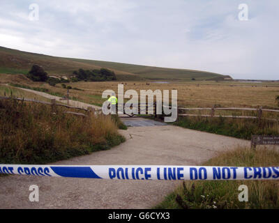 Eine allgemeine Ansicht der Polizei im Seven Sisters Country Park in der Nähe von Eastbourne, East Sussex, wo eine ältere Frau aufgrund des Verdachts des Mordes nach dem Tod eines Mannes in einem malerischen Landschaftspark verhaftet wurde. Stockfoto