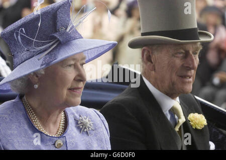 Königin Elizabeth II. Und der Herzog von Edinburgh kommen zum Ladies Day Treffen in Royal Ascot an. * 1/7/03: Queen Elizabeth II und der Herzog von Edinburgh kommen zum Ladies Day Treffen in Royal Ascot. Die Königin und der Herzog von Edinburgh nahmen an den Feierlichkeiten zum 400. Jahrestag der Union der Kronen Teil. Die beiden kamen in Dunfermline an und sollten einen Tag voller Verlobung mit der Teilnahme an einem Abendessen, das von First Minister Jack McConnell moderiert wurde, abschließen. 17/7/03: Sie sollten an einem Gottesdienst in der St. Bartholomew the Great Church in Londons Smithfield teilnehmen, um den 50. Geburtstag zu markieren Stockfoto