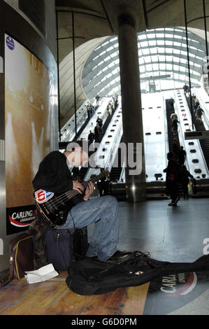 Justin Manser tritt am ersten Tag der lizenzierten Busking in der Londoner U-Bahn an der Canary Wharf Station, die erste von 12 Stationen, um legale Busker über insgesamt 25 Seillängen von Dockalnds bis zum West End zu beherbergen. Stockfoto