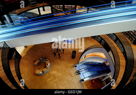 Allgemeine Ansicht der Buchrotunde in der Bibliothek von Birmingham, Birmingham entworfen von der Architekturfirma Mecanoo. Stockfoto