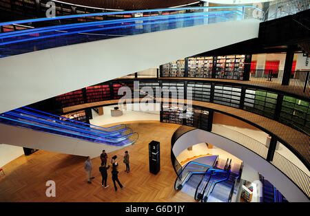 Bibliothek von Birmingham. Gesamtansicht der Buchrotunde in der Library of Birmingham, Birmingham, entworfen vom Architekturbüro Mecanoo. Stockfoto