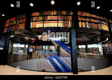 Allgemeine Ansicht der Buchrotunde in der Library of Birmingham vor der offiziellen Eröffnung am 3. September, Birmingham, entworfen vom Architekturbüro Mecanoo. Stockfoto