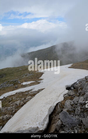 Schnee, Steinen, Wolken und Nebel auf Czerwone Wierchy im Tatra-Gebirge in der Nähe von Zakopane in Polen Stockfoto